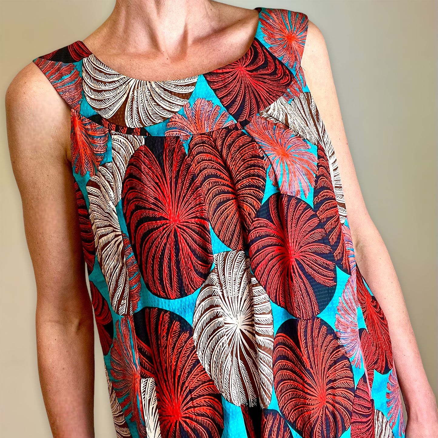 Diane Von Furstenberg tapered-hem silk dress front close