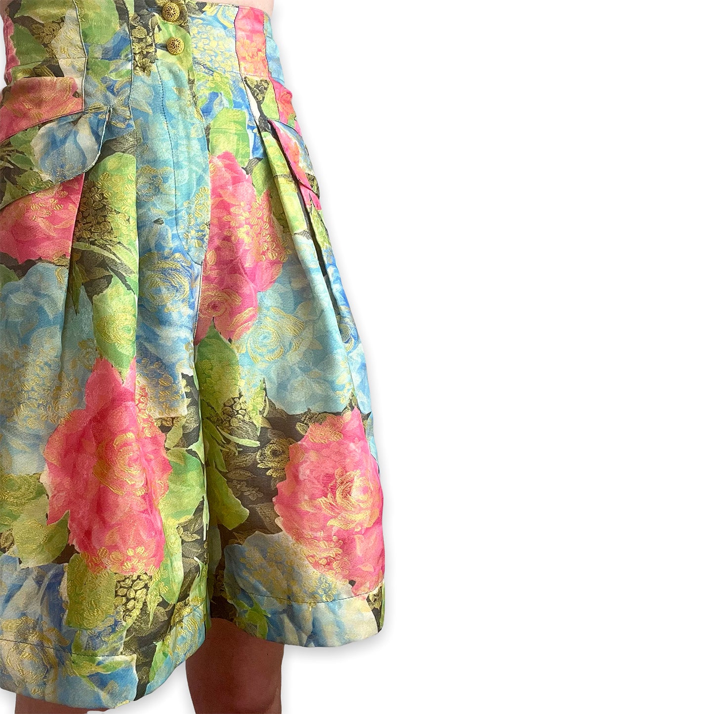 Mondi 80's floral/gold short culottes close up