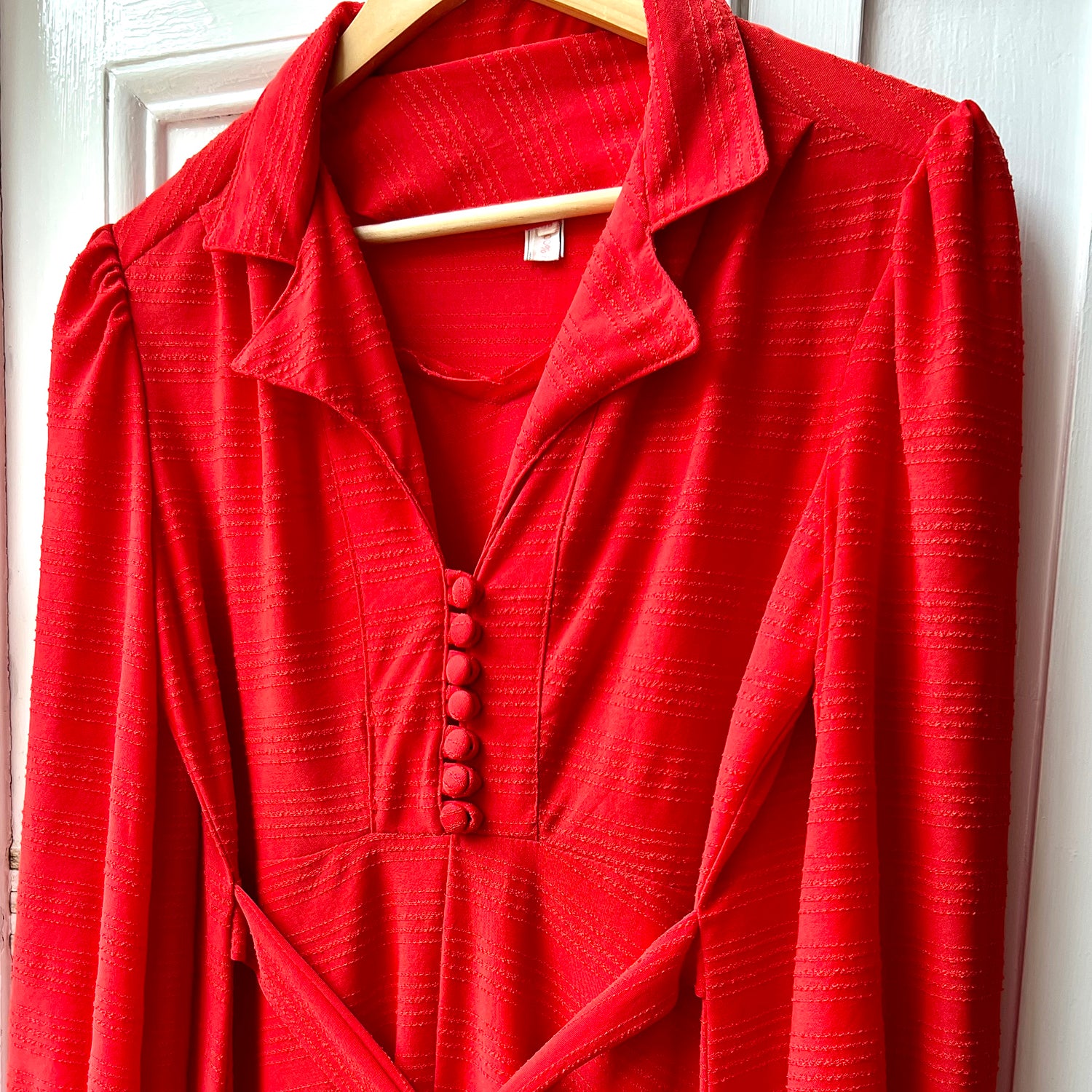70's red tie-waist dress detail